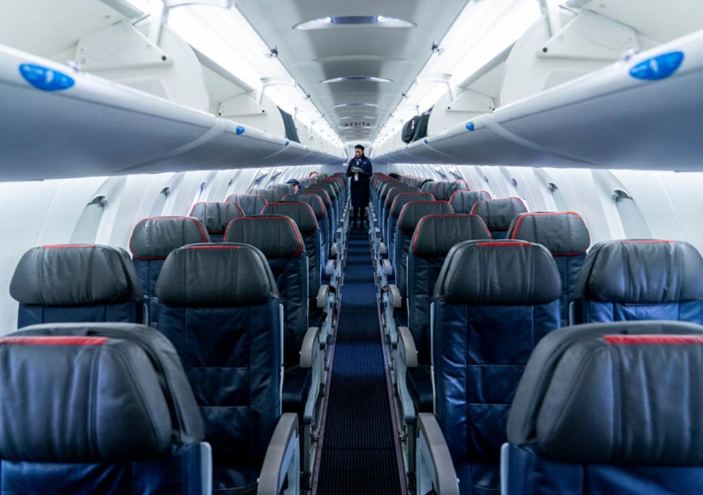 Mujer se hace viral por sus tuits del fallecimiento de un pasajero en un avión
