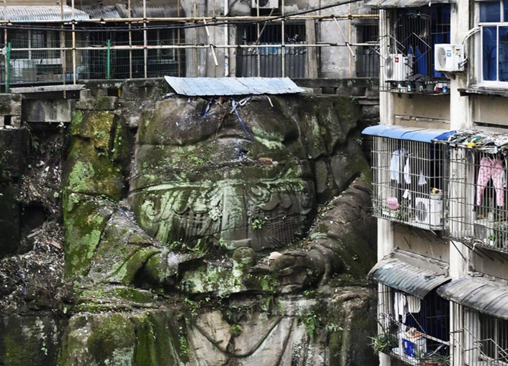 Encuentran una estatua de Buda sin cabeza entre dos edificios departamentales