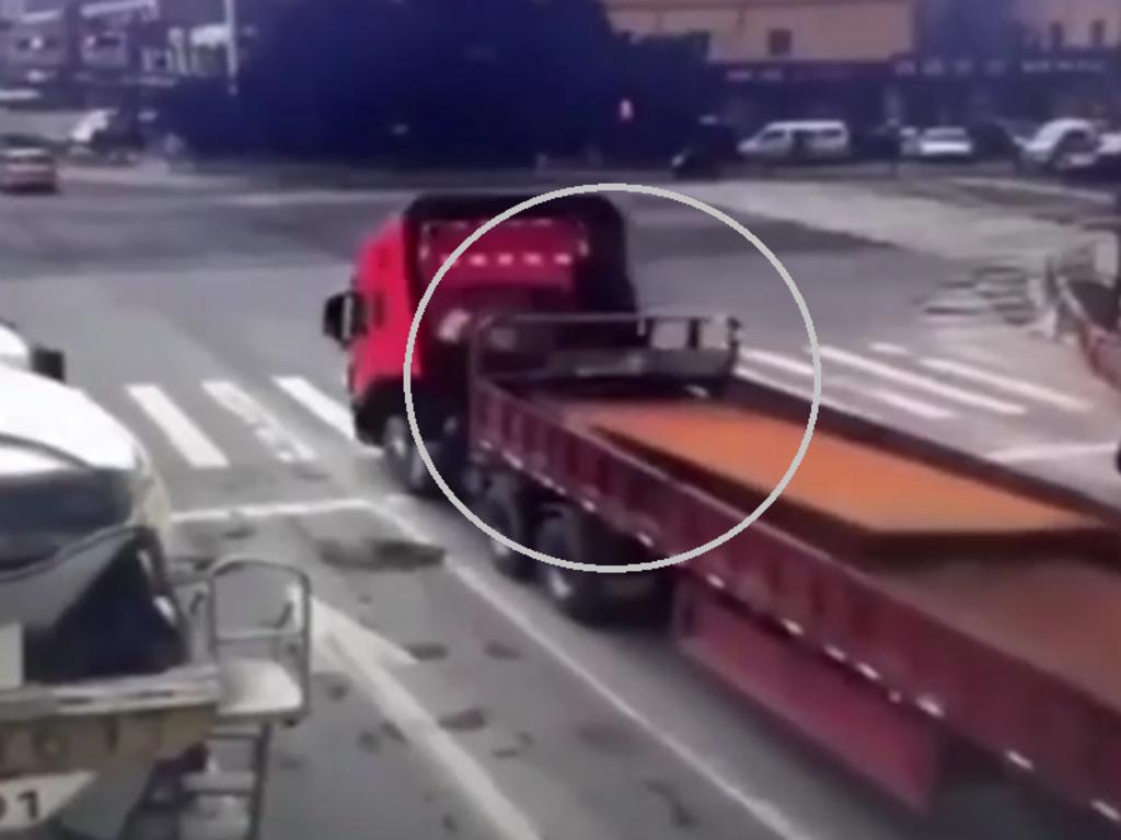Carga mal afianzada en un camión sale volando al frenar el conductor