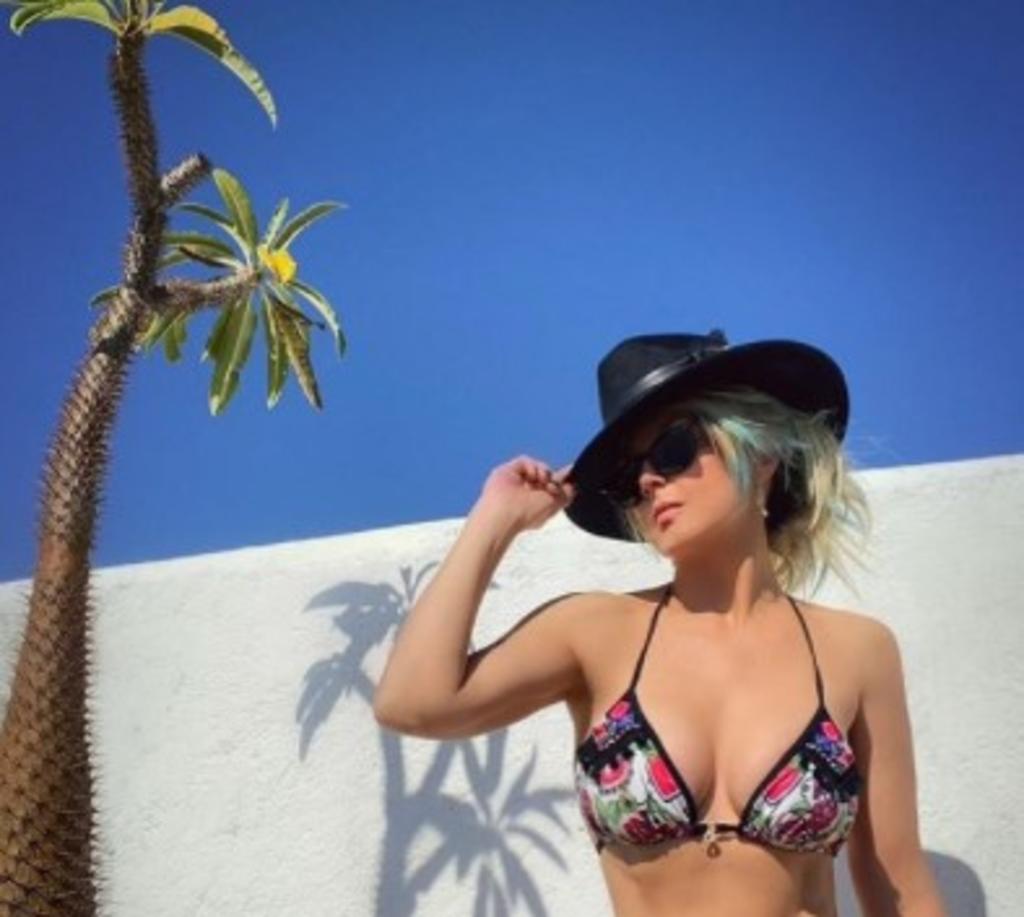 Fey presume 'paisaje en su cuerpo' con atractiva imagen en bikini