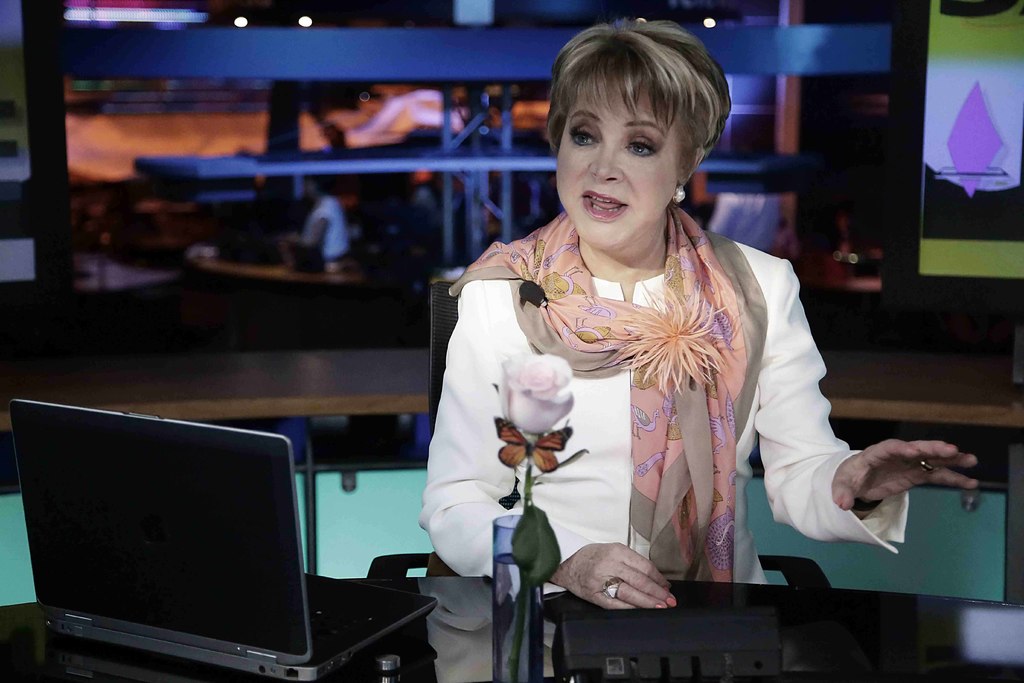 Lolita Ayala está 'rompiendo' la red con su línea de playeras
