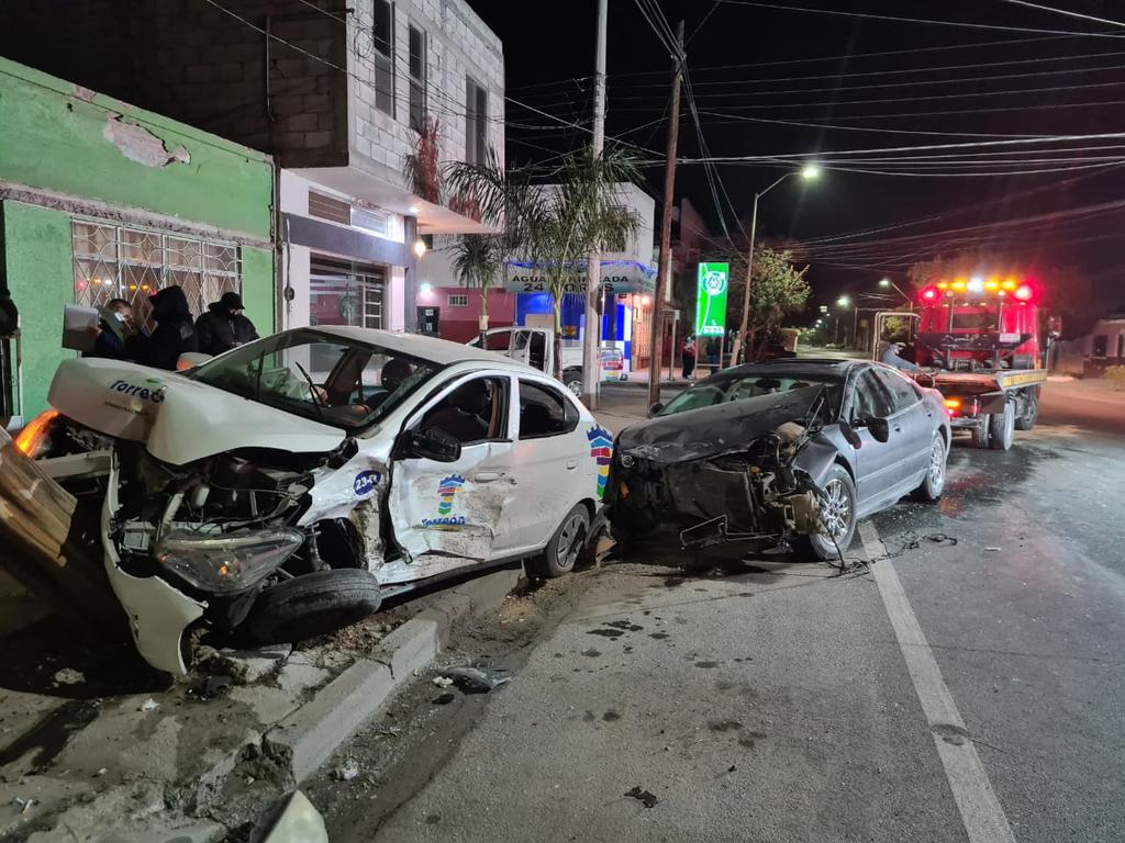 Conductor ebrio impacta vehículo del Ayuntamiento de Torreón; hay tres lesionados
