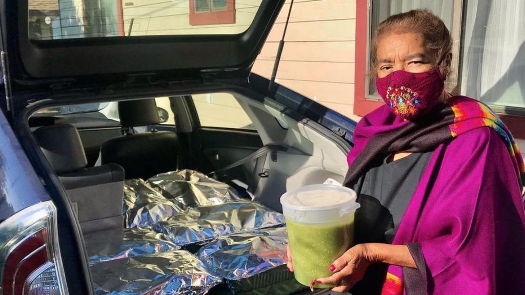 Abuelita regala 800 tamales a personal de salud que le salvó la vida del COVID-19