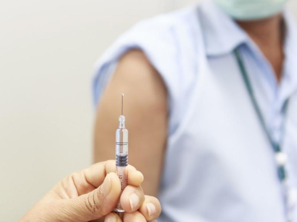 Farmacéutico recibe accidentalmente cuatro dosis de vacuna COVID