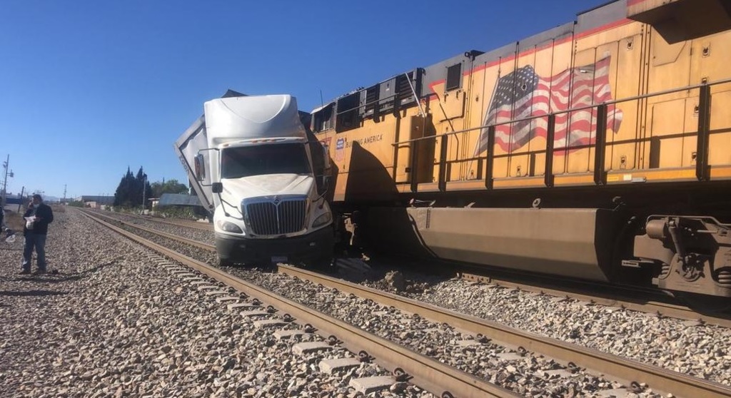 Colisionan ferrocarril y tráiler en Saltillo