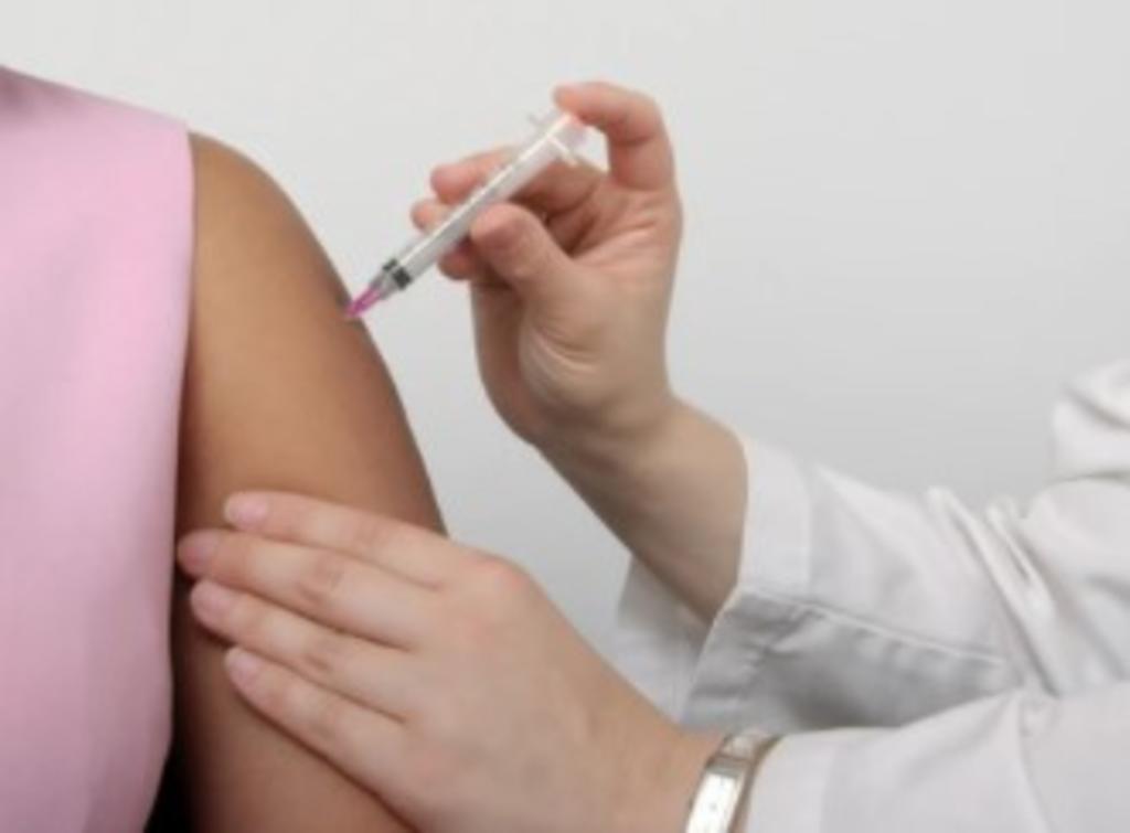 ¿En qué brazo se debe aplicar la vacuna contra el COVID-19?
