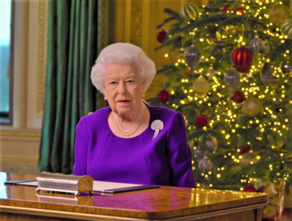 Reina de Inglaterra recuerda a afectados por pandemia en su discurso de Navidad