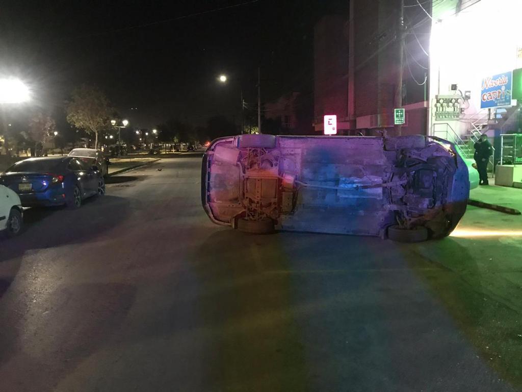 Conductor ebrio en Torreón impacta autos estacionados y termina volcado