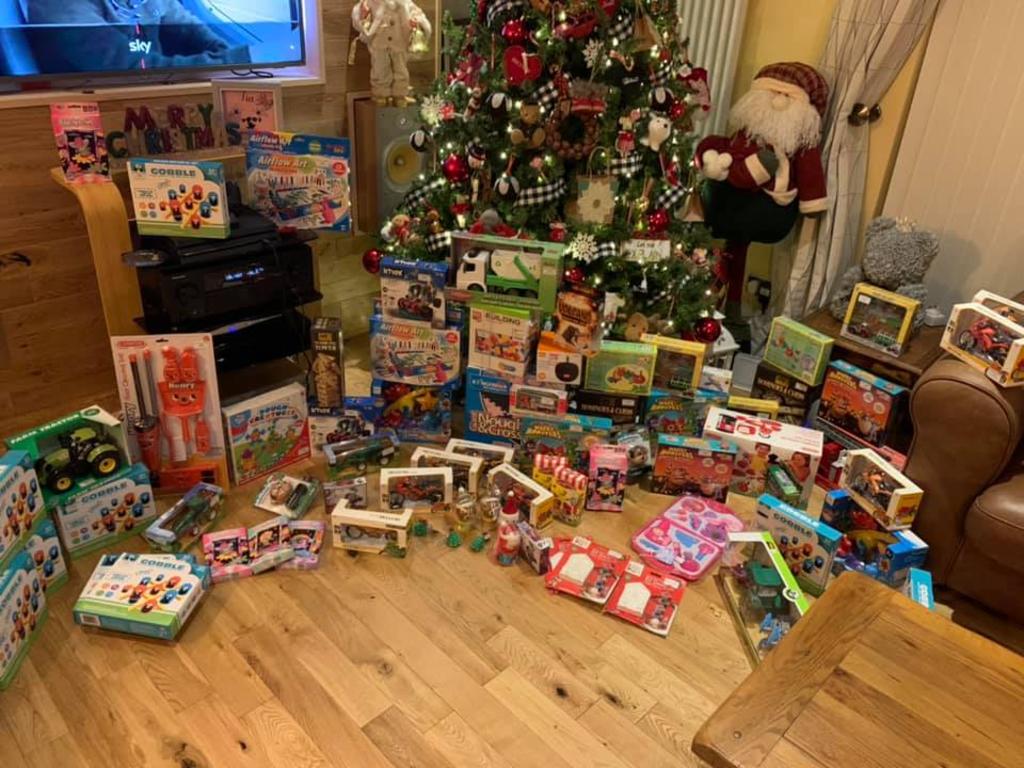 Empresario compra todos los juguetes de una tienda para regalárselos a los niños