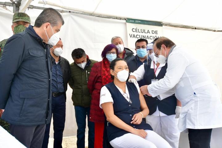 Aplican en Coahuila primera vacuna contra el COVID-19