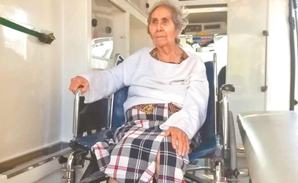 Tras recuperarse de COVID-19, mujer de 91 años deja hospital con sonrisa en su rostro
