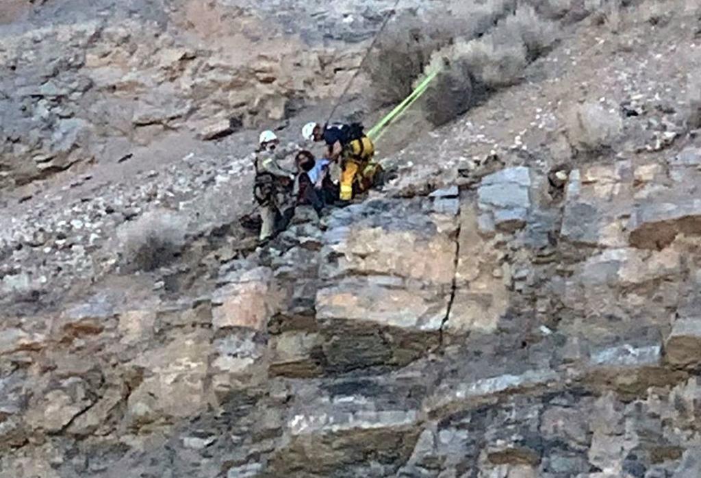 Rescatan a excursionista que cayó 30 metros a un precipicio