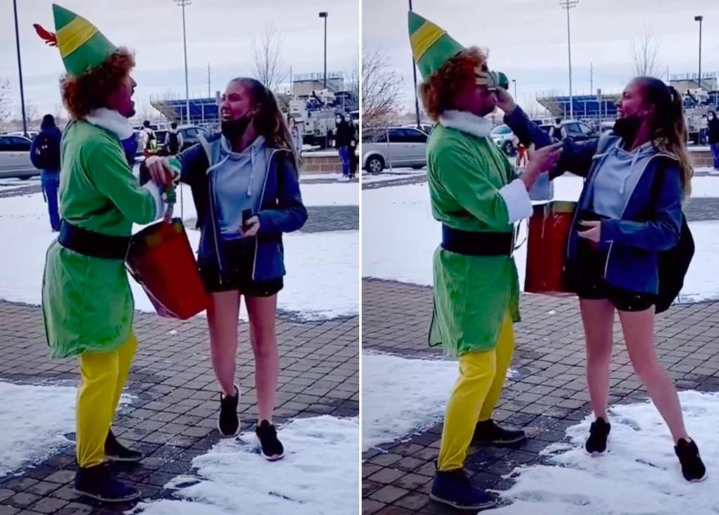 Padre se viste de elfo para cantarle a su hija afuera de la escuela