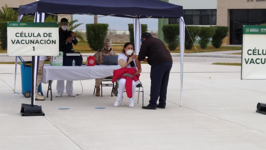 Aplican a enfermera primera vacuna contra el COVID-19 en región Norte y Carbonífera de Coahuila
