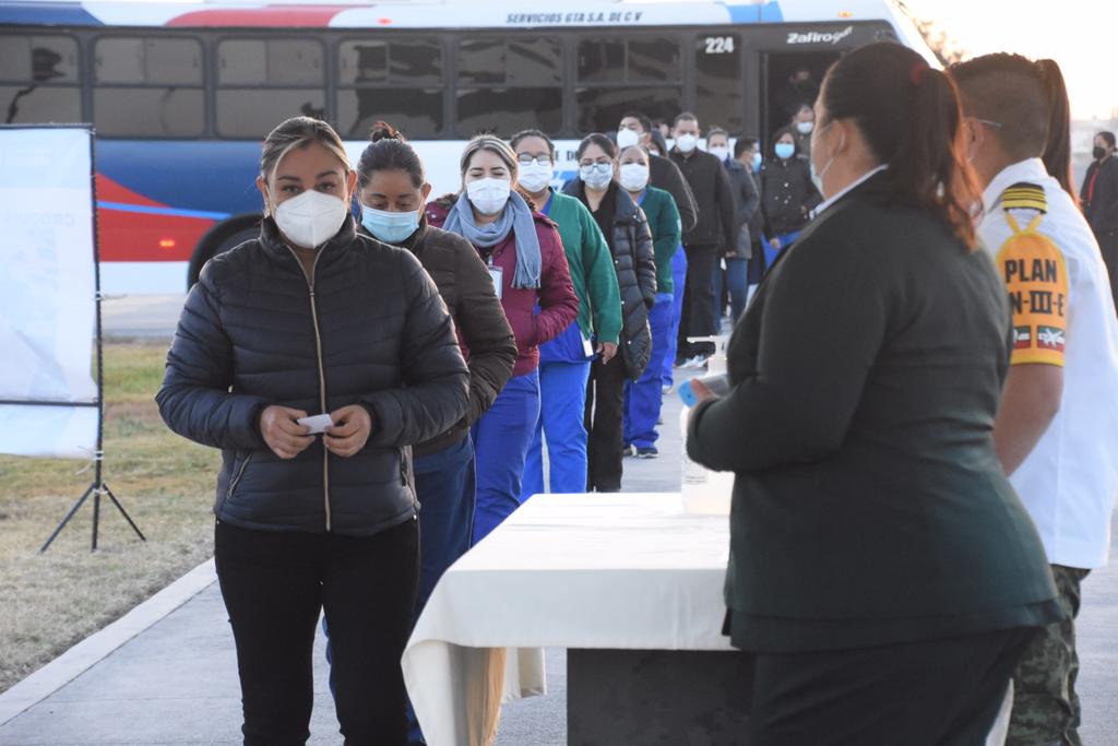 Acuden 200 trabajadores de 5 hospitales a recibir vacuna contra el COVID-19 en Monclova
