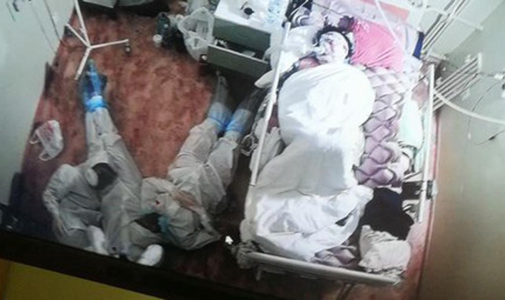 Imagen de médicos acostados en el suelo junto a paciente con COVID se hace viral