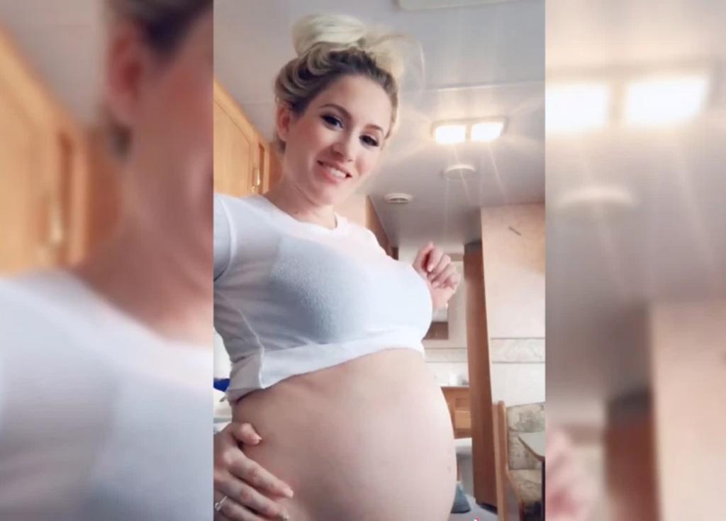 Mujer concibe un tercer bebé, estando embarazada de gemelos