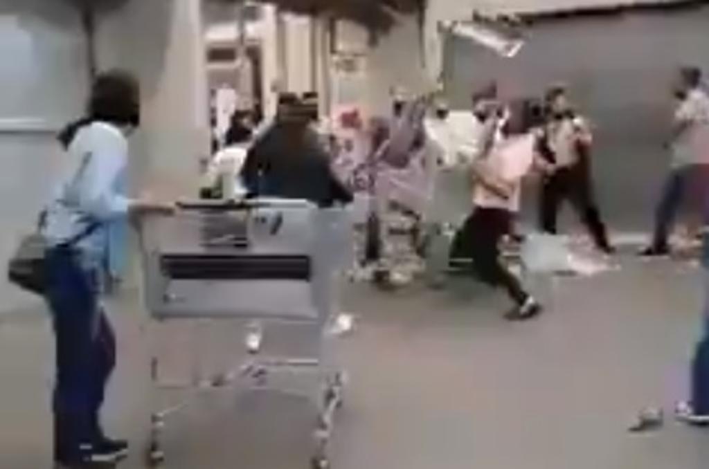Con carritos de supermercado clientes se enfrentan a guardias en el Edomex