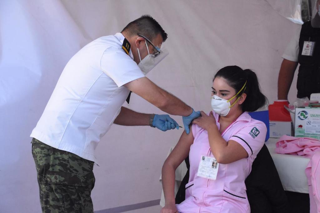 Aplican vacunas contra el COVID-19 en regiones de Coahuila