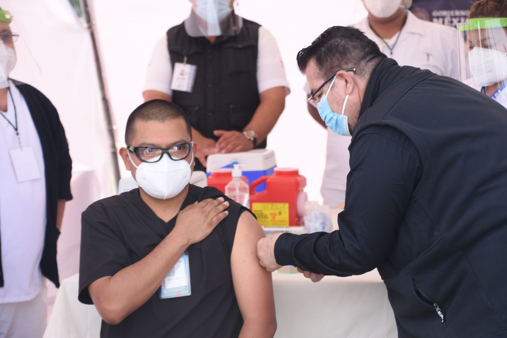 Inmunizan a 200 trabajadores de la salud en Monclova