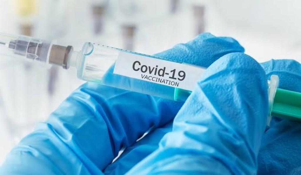 Enfermera se contagia de COVID-19 tras aplicar vacuna a adultos mayores