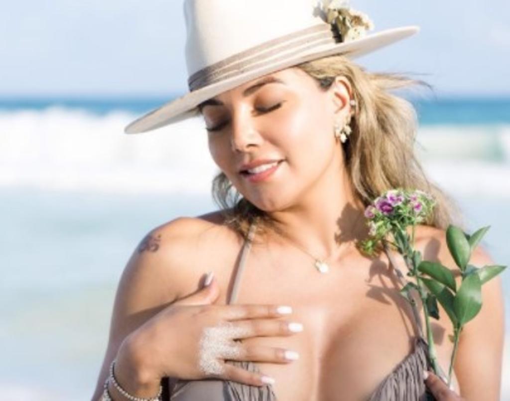 Aleida Nuñez 'se llena de arena' en diminuto bikini color 'nude'