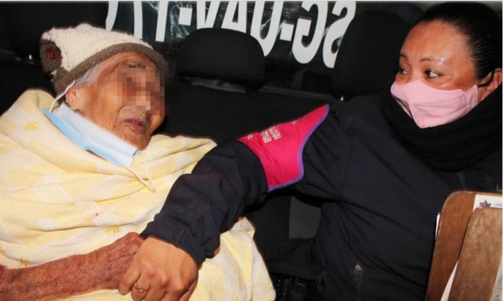 Rescatan de la calle a mujer de 90 años  en Edomex