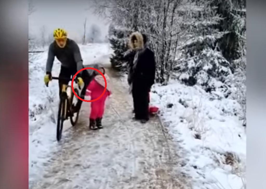 Ciclista empuja del camino a una niña que bloqueaba su paso