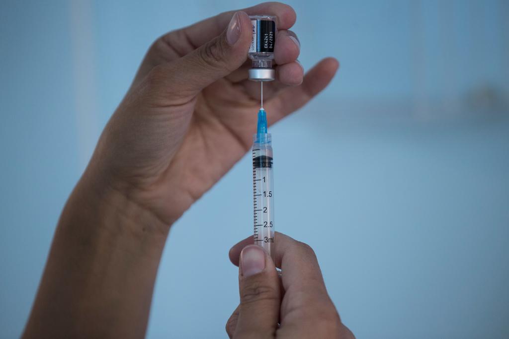 Estudian caso de médica en terapia intensiva tras recibir vacuna COVID en Nuevo León