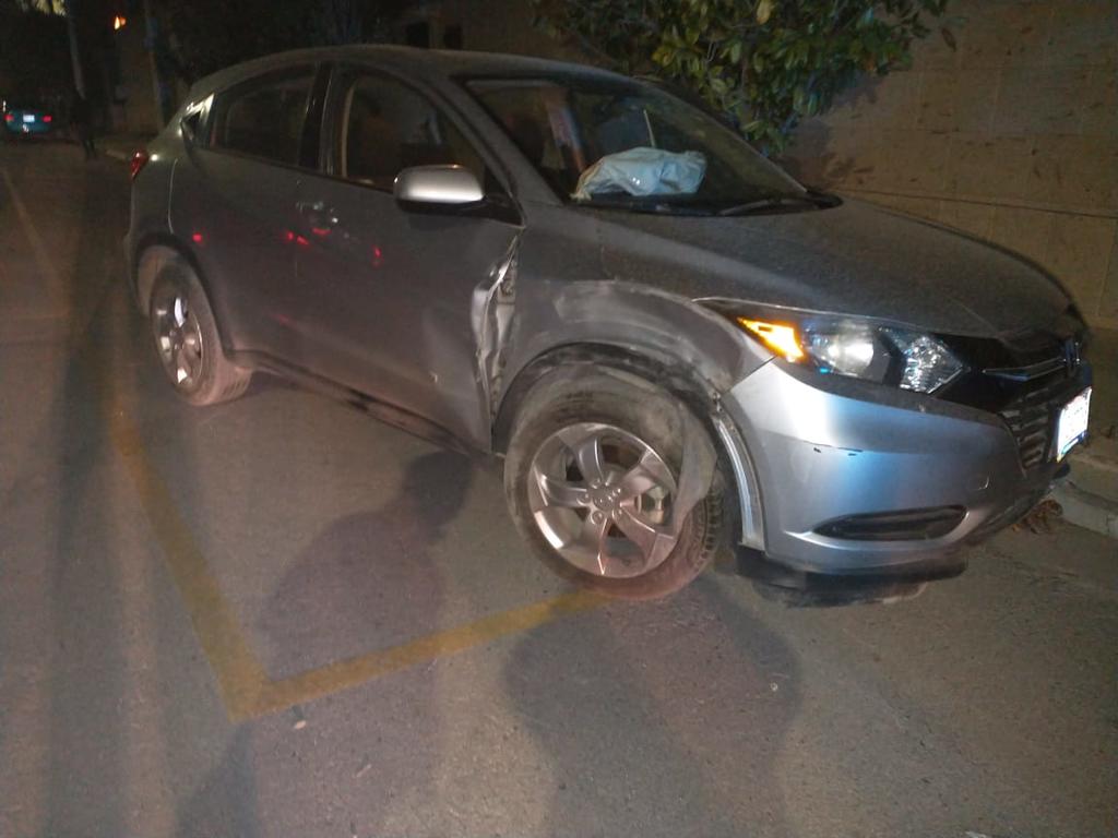 Conductora ebria en Torreón impacta su camioneta contra auto estacionado