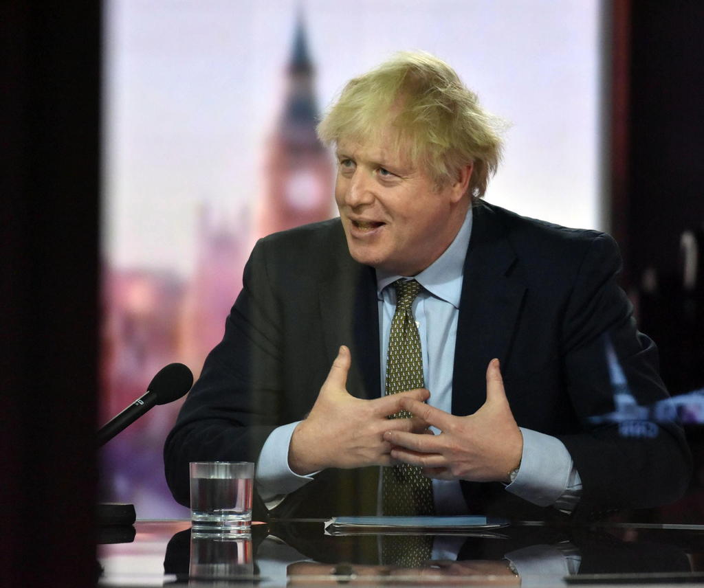 Boris Johnson advierte de medidas más estrictas por COVID-19