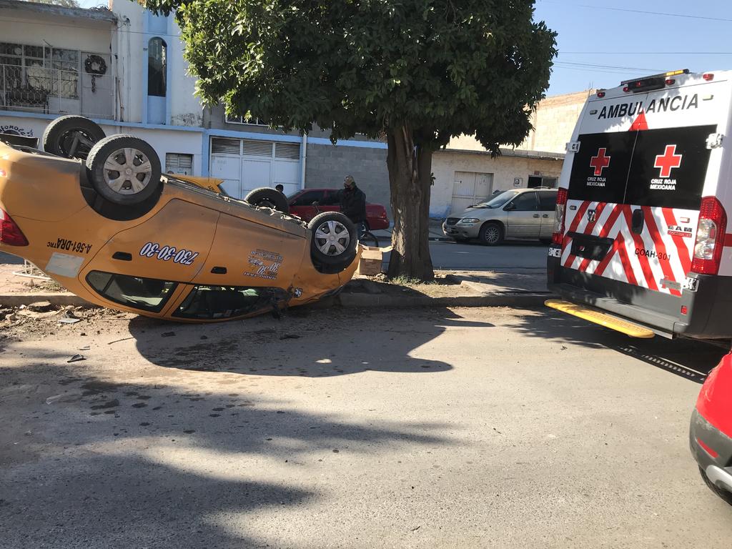 Taxi impacta vehículo particular en Torreón y termina volcado