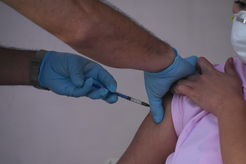 'No debió haberse vacunado', señala Salud en Coahuila sobre doctora con reacción