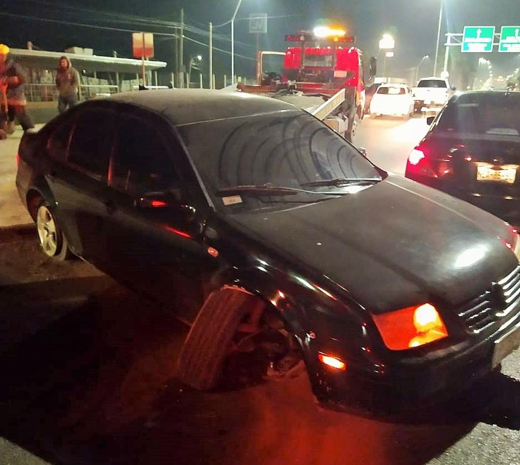 Conductor impacta su vehículo contra camellón en Torreón