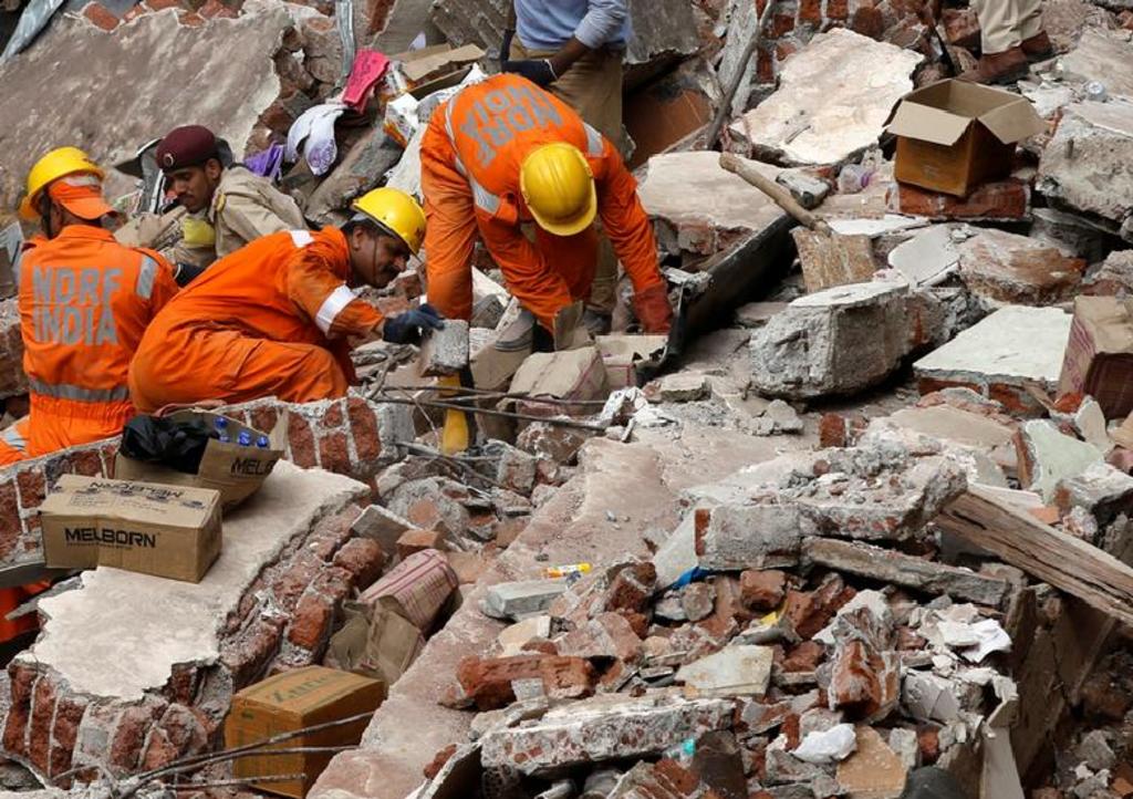 Se derrumba techo de un crematorio durante funeral en India
