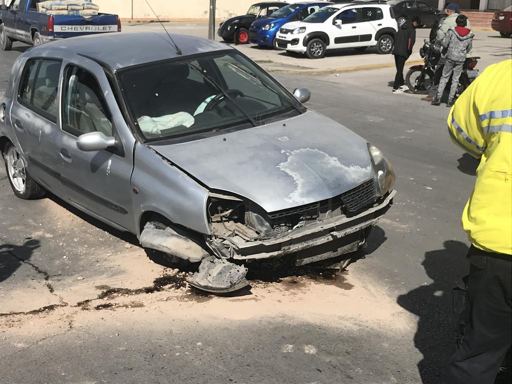 Menor impacta su vehículo en Torreón contra un camellón