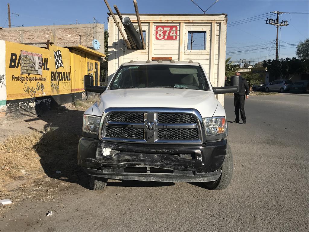 Vehículo del Simas Torreón provoca accidente vial