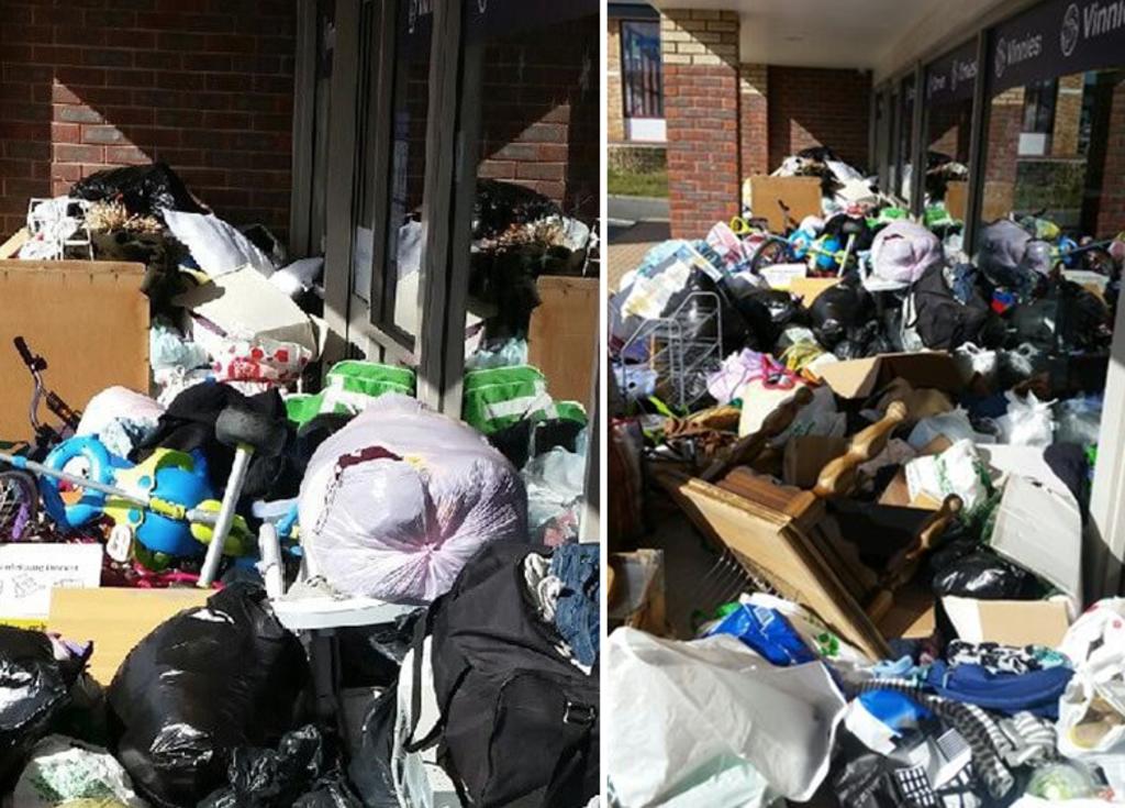 Arrojan desperdicios de basura a la entrada de una tienda de caridad