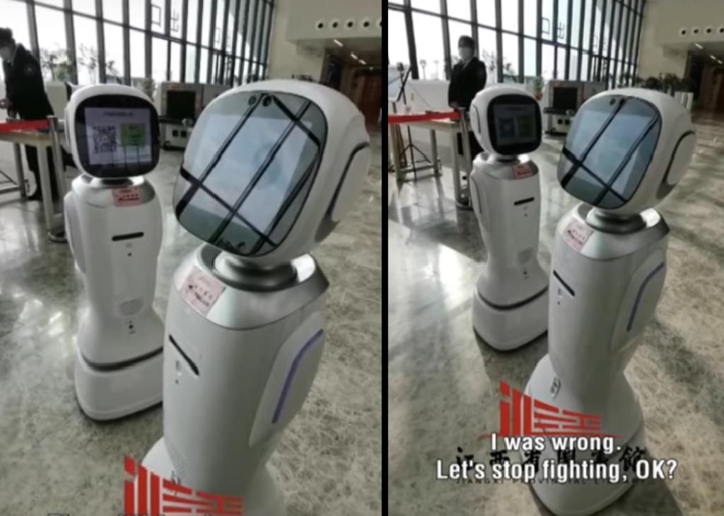 Dos robots discuten en una biblioteca de China