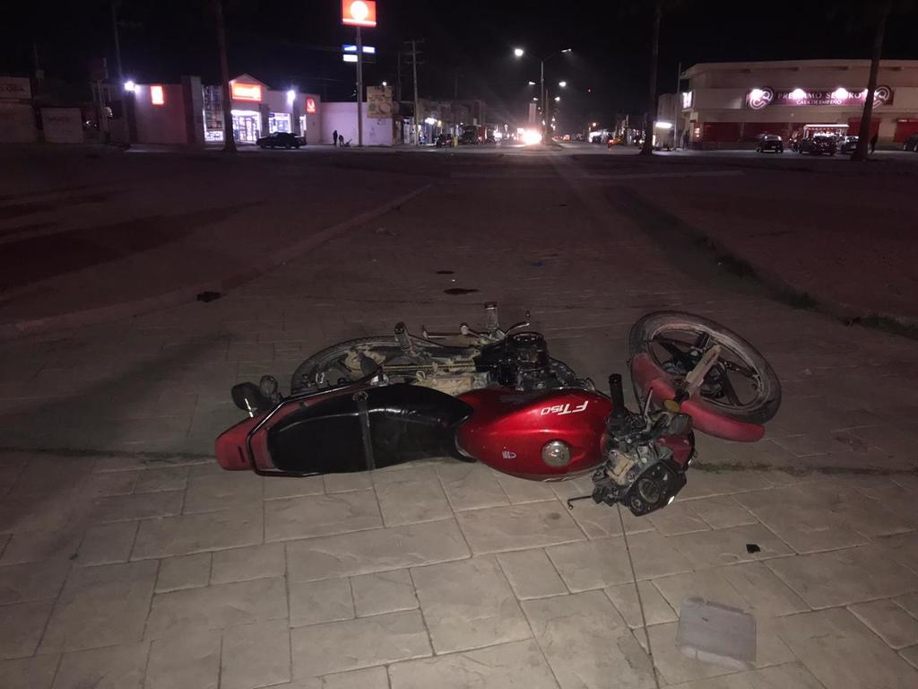 Motociclista resulta lesionado de gravedad en Torreón tras chocar contra glorieta
