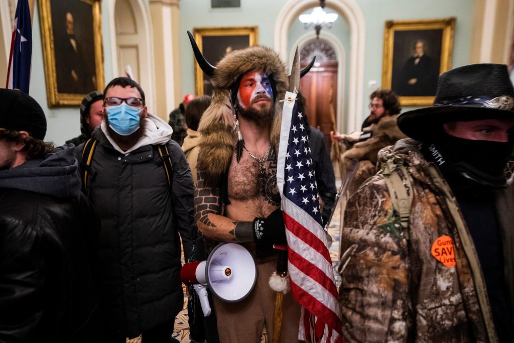 ¿Quién es el hombre que ingresó al Capitolio de EUA disfrazado de bisonte?
