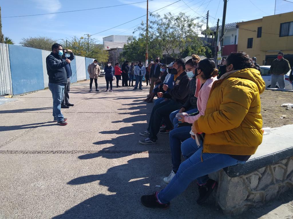 Maestros de Escuelas de tiempo en La Laguna de Durango exigen pago
