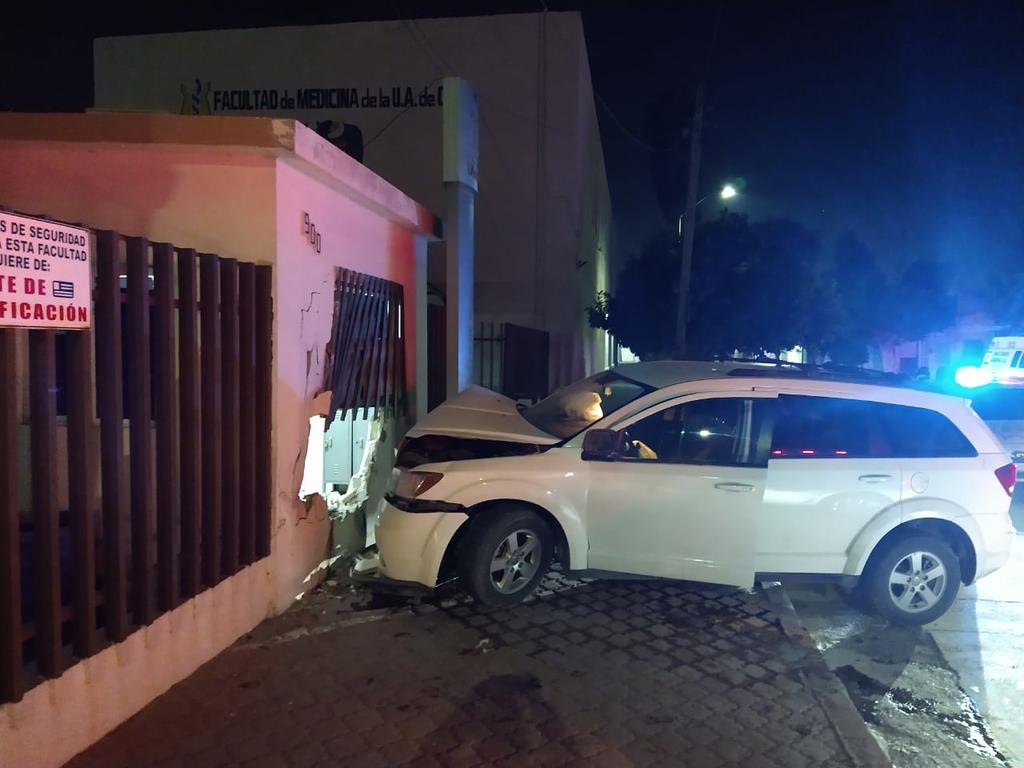 Conductor ebrio en Torreón impacta su vehículo contra caseta del Hospital Universitario