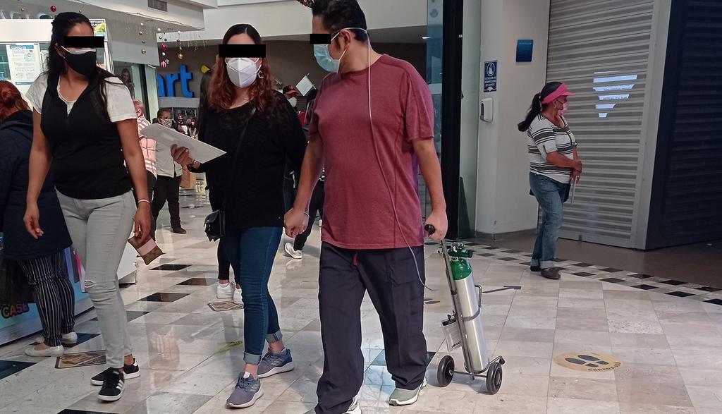 VIRAL: Captan a hombre caminando con tanque de oxígeno en plaza comercial