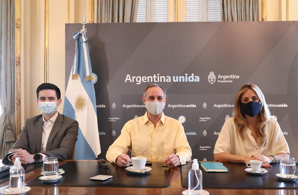 Comparte López-Gatell fotografías usando el cubrebocas en Argentina