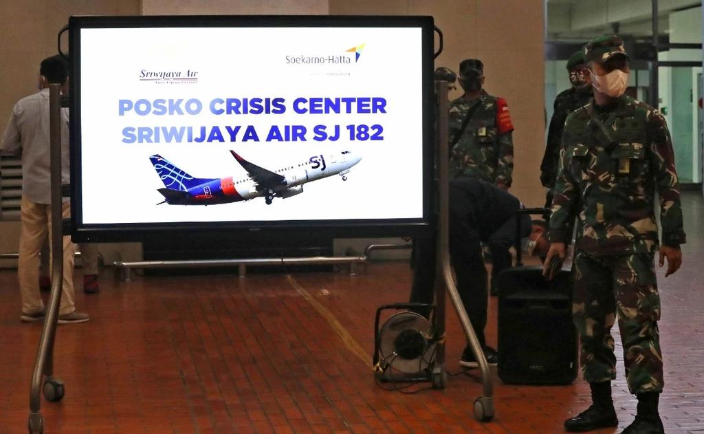 Buscan restos del avión con 62 personas a bordo que cayó al mar en Indonesia
