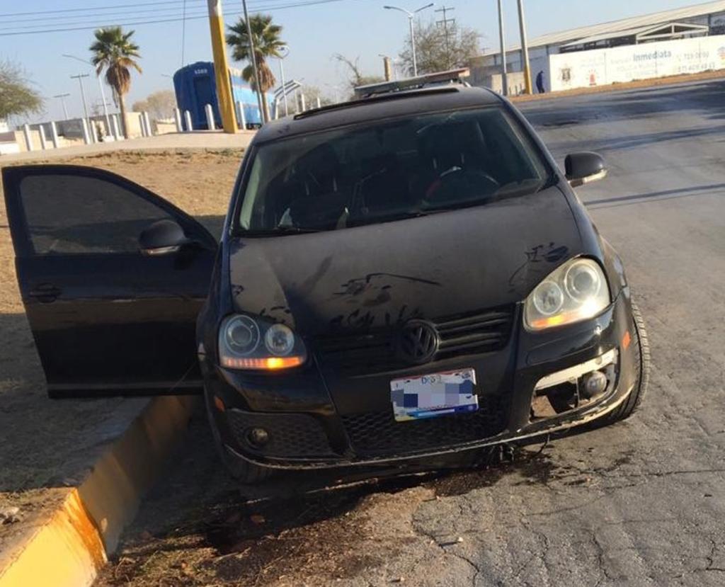 Conductor ebrio impacta su vehículo en Torreón contra un camellón