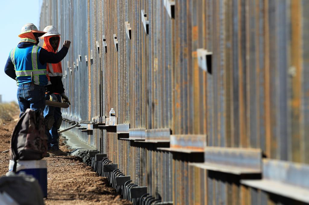 Trump viajará el martes a Texas para supervisar construcción del muro con México