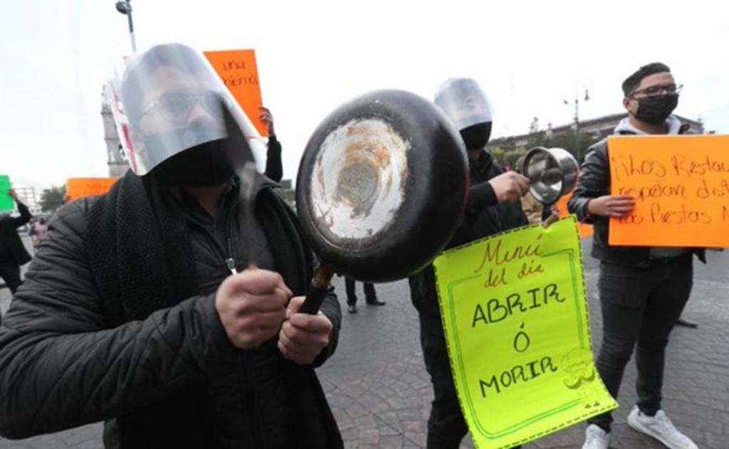 Restauranteros protestan con 'cacerolazo'; piden reabrir en el Edomex