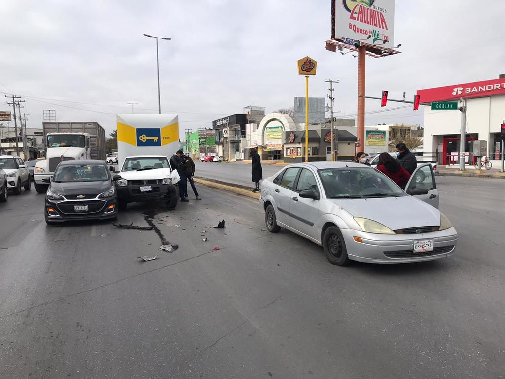 Se queda sin frenos e impacta a dos autos en Torreón